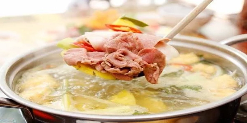 lẩu bò tươi Nước lẩu ngọt tự nhiên từ xương bò tươi